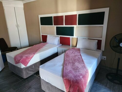 Francos guest lodge accommodation, Boek Pension Hotels in Vanderbijlpark met zwembad, Zwembad