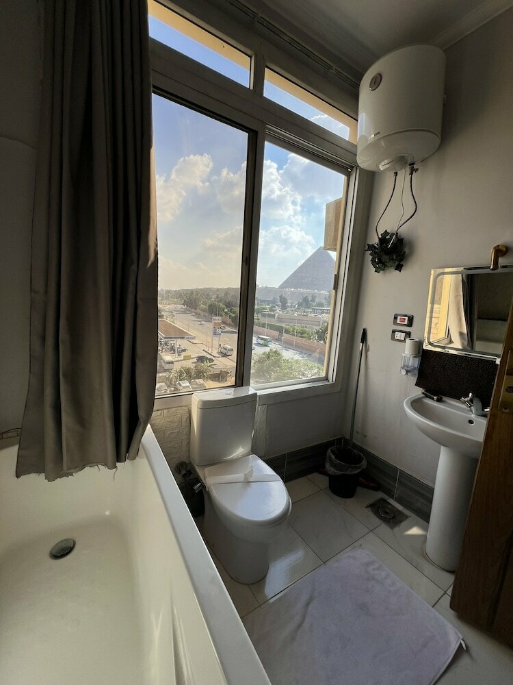 Queen Inn Pyramids View