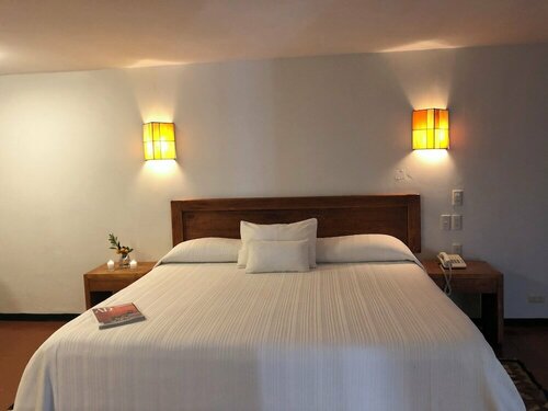 Hotel Ilebal, Boek Hotel Cuernavaca Morelos, in de buurt van Robert Brady Museum