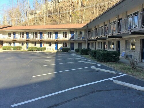 Sidney James Mountain Lodge, Забронировать Отель Гатлинберг Great Smoky Mountains National Park, рядом с Mysterious Mansion
