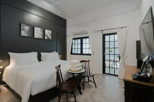 Blu Monkey Hub and Hotel Phuket Town- Free All Day Coworking space, Забронировать Отель Пхукет Таун остров Пхукет