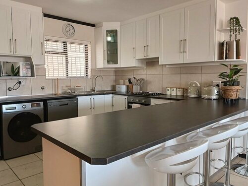 Santini Village 50, Plettenberg Bay, Забронировать Отель Отели Плеттенберг-Бей 4 звезды, рядом с The Market Square Shopping Centre Plettenberg Bay, 4*