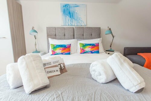 Contemporary 2 Bedroom Apartment in Oxford, Easy Access to City Centre & JR Hospital, Забронировать Апартаменты/квартира Отели Котсуолда с парковкой, Парковка