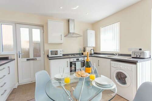 Contemporary 2 Bedroom Apartment in Oxford, Easy Access to City Centre & JR Hospital, Забронировать Апартаменты/квартира Отели Котсуолда с парковкой, Парковка