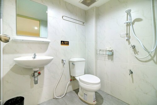 Red Pin Inn 好运旅馆, Забронировать Отель Отели Бангкока с парковкой, рядом с Торговый центр Сиам Парагон, Парковка