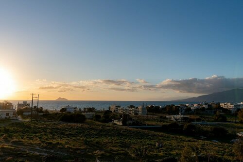 Kalamaki-Sunset - Scenic Sunset & Sea Views - Steps from Shore, Забронировать Апартаменты/квартира Каламаки Западный Крит