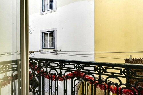 Comfortable Studio in Trendy Bica Neighbourhood, Забронировать Отель Отели Лиссабонского региона 3 звезды, 3*