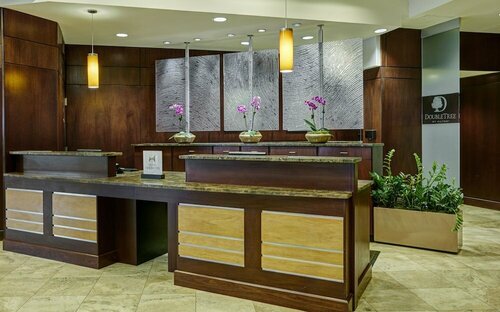 DoubleTree by Hilton Charlotte Gateway Village, Забронировать Отель Отели Шарлотте 3 звезды, рядом с Стадион «Труист Филд», 3*