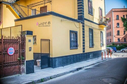 Lady B bed & breakfast, Забронировать Отель Фьера-Фуоригротта Неаполь, рядом с Баскетбольная площадка «ПалаБарбуто»