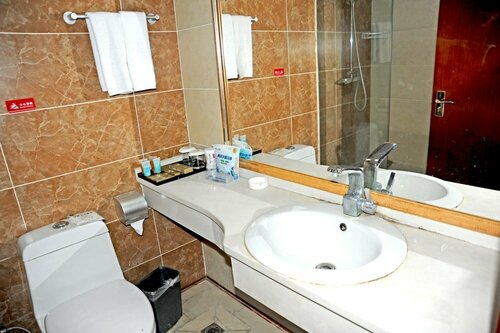 Dinis Business Hotel Kaiyuan Branch, Prenota Hotel Hotel a Luoyang con parcheggio, Parcheggio