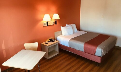 Travelodge by Wyndham Madison Heights MI, Забронировать Мини-отель Отели Стерлинг-Хайтс с парковкой, Парковка