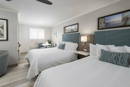 Marina Beach Hotel, Забронировать Отель Отели Санта-Барбара 3 звезды, рядом с Гавань Санта-Барбара, 3*