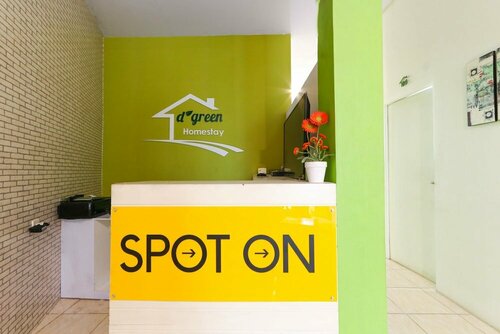 SPOT ON 2332 D'green Homestay, Rezerwuj Bed and Breakfast Hotele w East Java z Parkingiem, Parking
