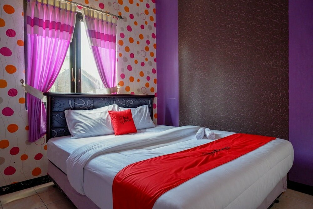 Hotel Ungu by RedDoorz