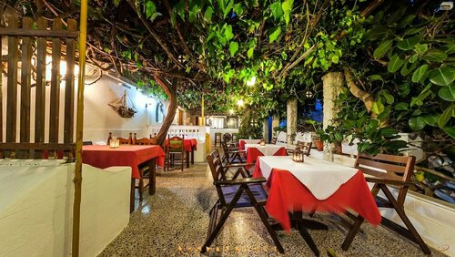Semiramis Guesthouse, Забронировать Отель Адамас Милос, рядом с Пляж Папикину