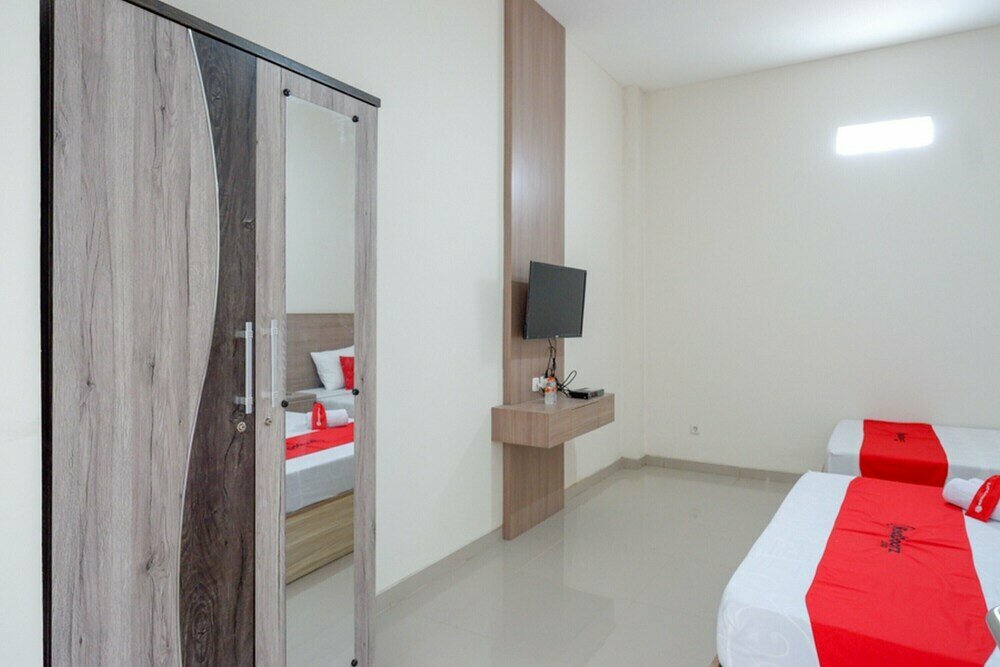 RedDoorz near Pacific Mall Tegal 2