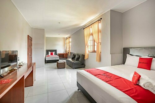 RedDoorz Syariah near Puri Agung Denpasar, Забронировать Отель Отели Denpasar Municipality с бассейном, Бассейн