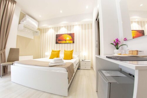 RAGGIO DI SOLE - ATAROOMS Collection, Забронировать Гостевой дом Неаполь - исторический центр Неаполь, рядом с Центральный железнодорожный вокзал Неаполя