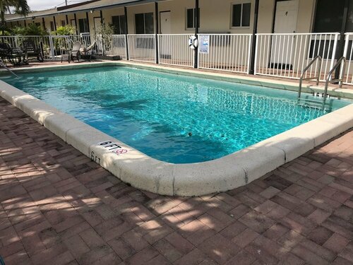 Pompano Breeze, Забронировать Мини-отель Отели Помпано-Бич с парковкой, рядом с Торговый центр Pompano Citi Centre, Парковка