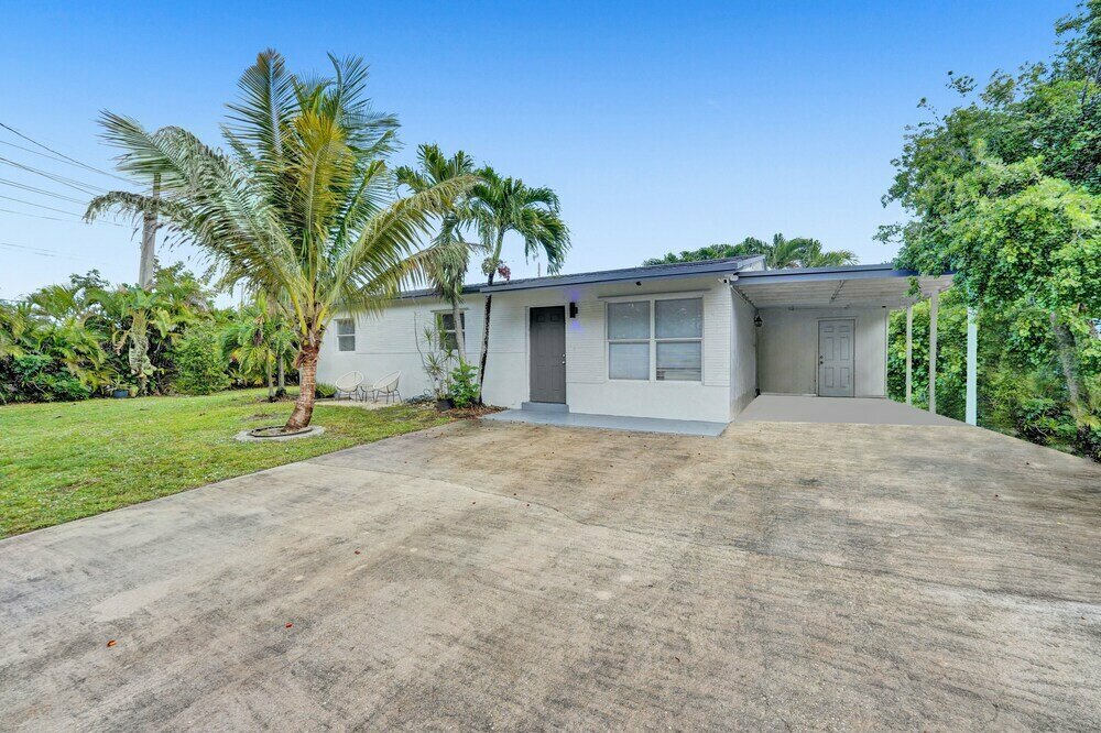 Casa Lago Waterfront Home & Pool Near Hard Rock Casino