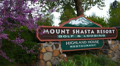 Mount Shasta Resort, Забронировать Курортный отель Отели Макклауд с парковкой, Парковка