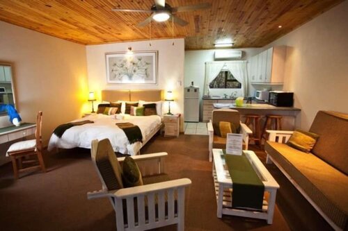 Culdesac Guesthouse Oudtshoorn, Забронировать Отель Оудсхорн Klein Karoo, рядом с Le Roux Dorpshuis Museum