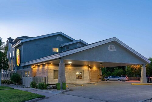 Super 8 by Wyndham Winnipeg West, Book Hotel Hotels in Winnipeg with Parking, Parking