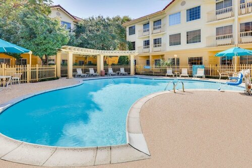 La Quinta by Wyndham Dallas - Addison Galleria, Забронировать Отель Отели Эддисон с бассейном, Бассейн
