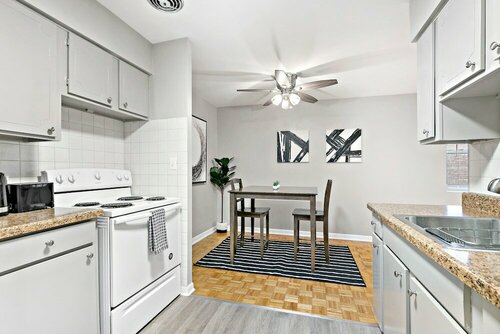 1BR Apt Near Shops in Lakeview, Забронировать Отель Lakeview Чикаго