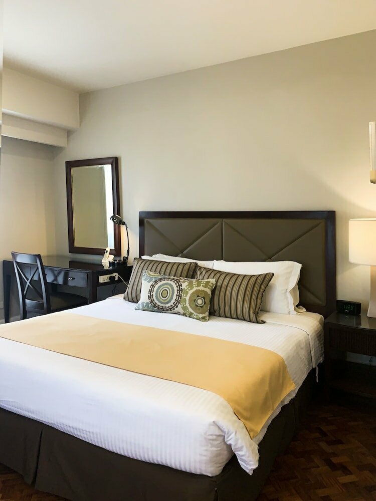 RedDoorz Premium @ The Residences Olympia Makati