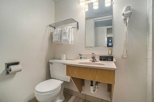 Travelodge by Wyndham Traverse City MI, Забронировать Мини-отель Траверс-Сити штат Мичиган