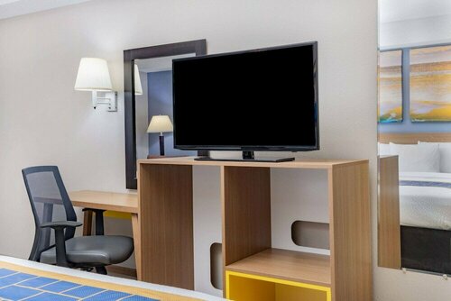 Days Inn & Suites by Wyndham Savannah Midtown, Забронировать Отель Отели Саванны с завтраком, рядом с Star Castle Family Entertainment Center, Завтраки