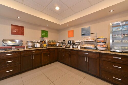 Comfort Inn & Suites Airport Calgary, Book Hotel Hoteller i Calgary med parkering, Parkering