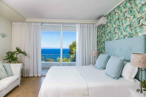 Modern Camps Bay Apartment, Забронировать Апартаменты/квартира Отели Кейптауна с парковкой, рядом с Theatre On The Bay, Парковка