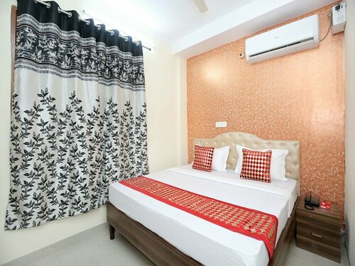 OYO 12745 Hotel Red House, Забронировать Отель Отели Чандигарх с парковкой, Парковка