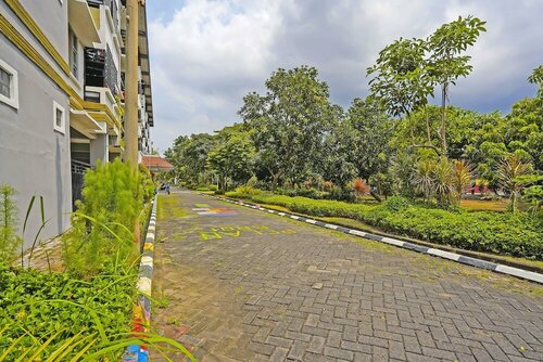 OYO Life 92474 Penginapan Rusunawa Ii, Брондау Қонақ үй East Java қаласындағы төсек алаңы бар қонақ үйлер, Тоқтау алаңы