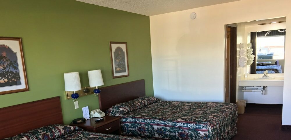 Thunderbird Motor Inn