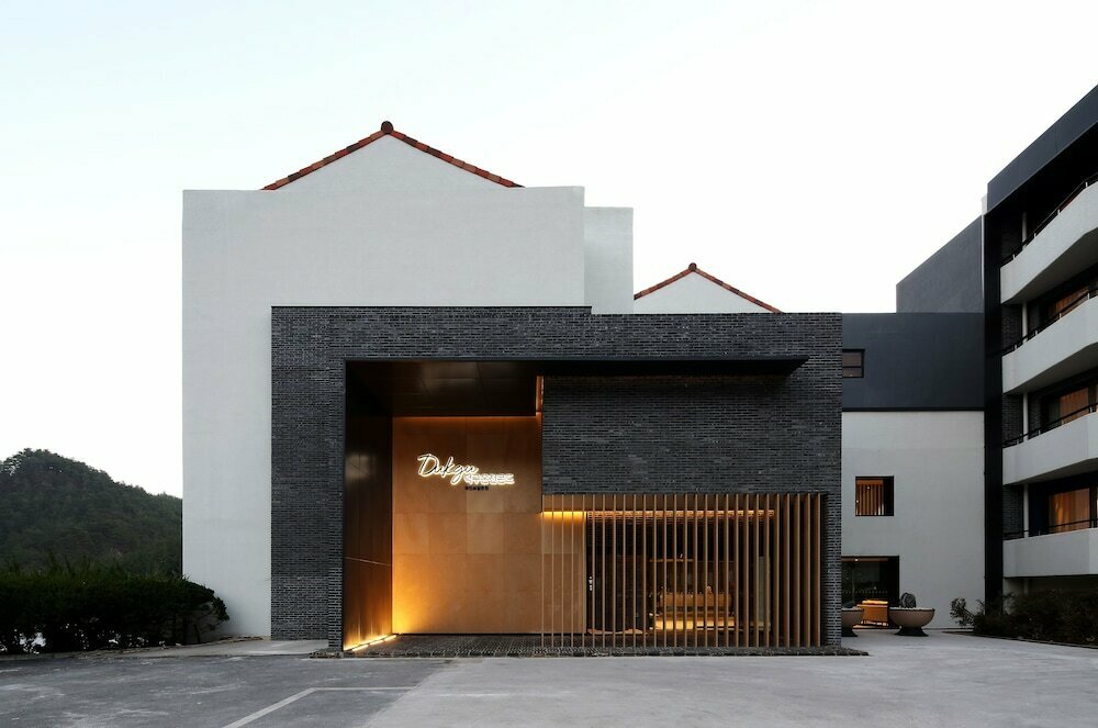 Dukgu Oncheon Condo