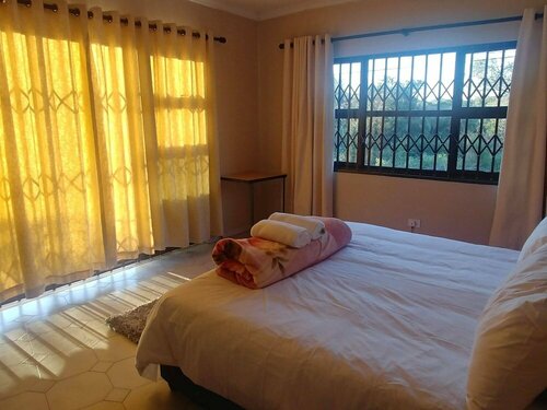 Nkosazana Guest House, Забронировать Гостевой дом Отели Дурбана с парковкой, Парковка