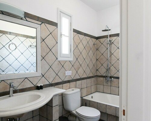 Sea Lilies Suites, Забронировать Гостевой дом Плака Наксос