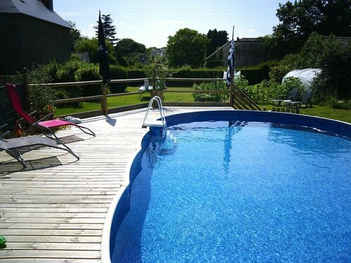Webb's of Glomel, Book Bed and Breakfast Hoteller i Côtes-d'Armor med pool, Swimmingpool