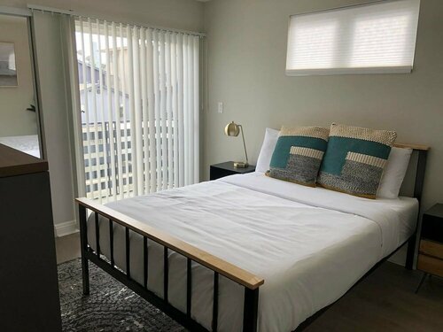 Brand NEW Luxury 3bdr Townhome In Silver Lake, Забронировать Дом для отпуска Отели Большого Лос-Анджелеса с парковкой, Парковка