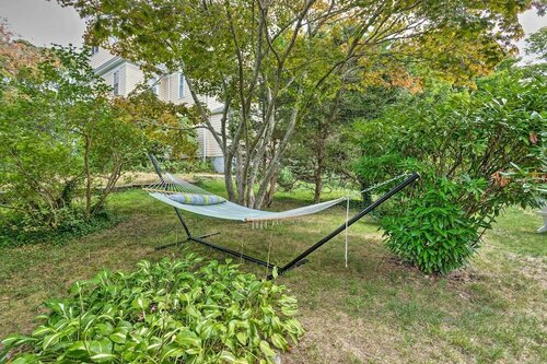 Walk to Monument Beach: Cape Cod Cottage w/ Grill, Забронировать Дом для отпуска Отели Борна с парковкой, Парковка