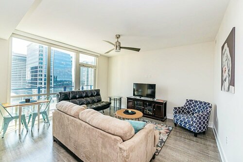 1br in the heart of Uptown Charlotte, Забронировать Отель Шарлотт 