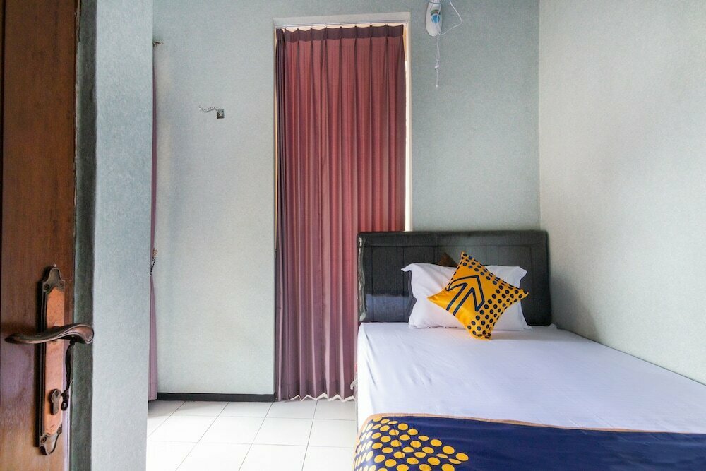 Safira Family Residence by Oyo Rooms
