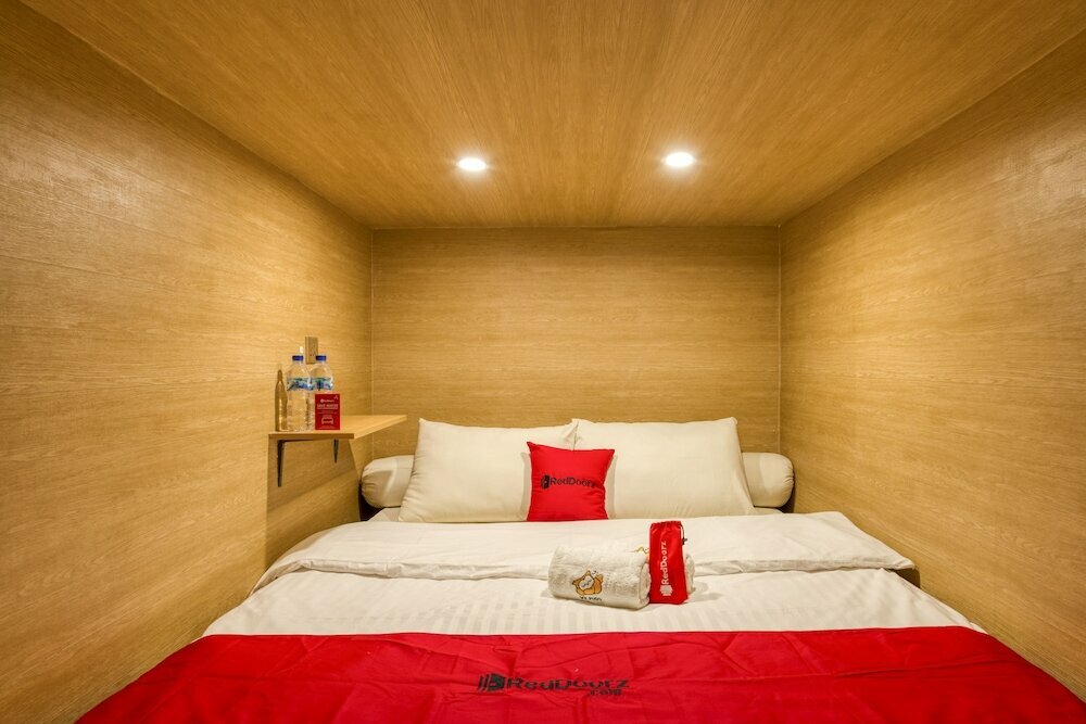 RedDoorz Hostel near Malang Train Station 3