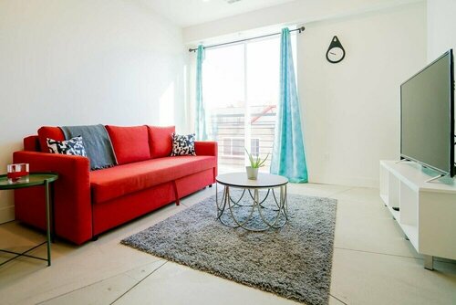 Minimalist & Alluring Condo, Walk to Mile High, Забронировать Апартаменты/квартира Отели Денвера с парковкой, рядом с Аквариум Даунтаун, Парковка