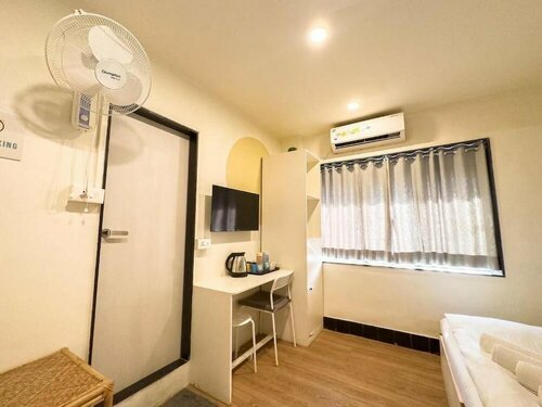 Locomo Hostel OG - Stay Work Eat, Book Hostel / Vandrerhjem Hostels i New Delhi, Hostel / Vandrerhjem