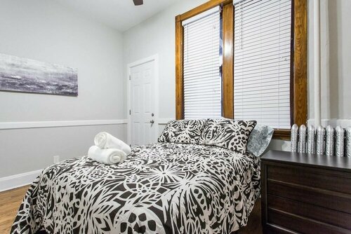 Cozy Depaul 2 Bedroom near Train, University, & Cubs, Забронировать Апартаменты/квартира Линкольн-парк Чикаго