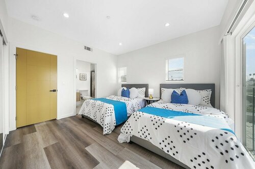 Downtown LA Stylish Bedrooms, Забронировать Гостевой дом Отели Большого Лос-Анджелеса с парковкой, Парковка